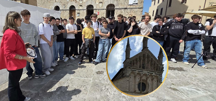Piazza Garibaldi a Massa Marittima come un&rsquo;aula: gli studenti del Lotti studiano il cantiere nel cuore della citt&agrave;
