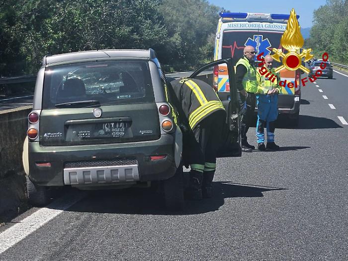 Paura sull&rsquo;Aurelia: auto sbanda e finisce fuori strada alle porte di Grosseto