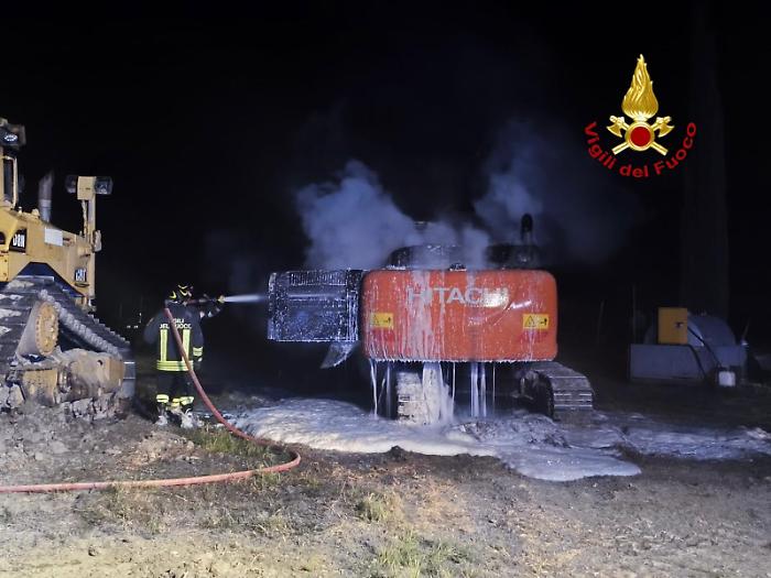 Incendio nell'azienda agricola in Maremma: quattro mezzi carbonizzati, si cercano le cause