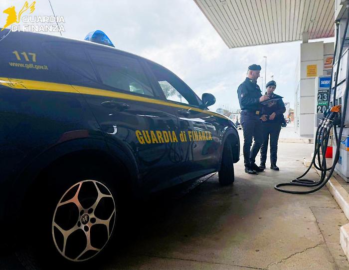 Carburante dopato e pericoloso: la Finanza chiude una pompa a Castiglione della Pescaia e sequestra 4.500 litri di gasolio