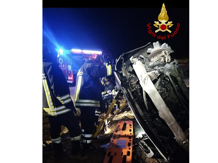 Tragedia sulla statale Grosseto-Siena: muore a  37 anni nell'auto in fiamme