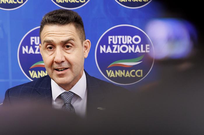 Realpolitik stasera 6 maggio: Calenda e Vannacci, il duello che spacca l'Italia. Il delitto di Garlasco e la posizione di Sempio