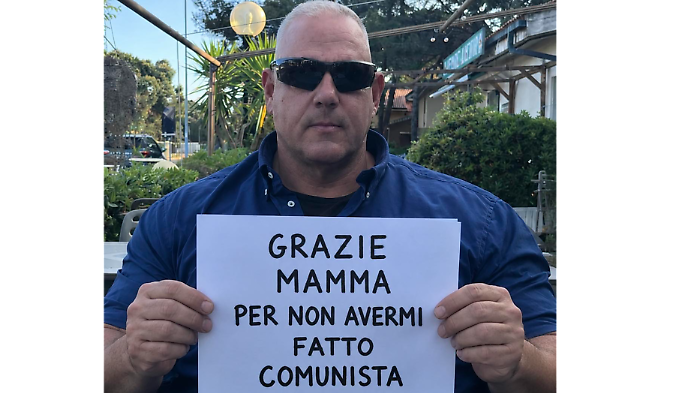 "Grazie mamma per non avermi fatto comunista": la foto del sindaco di Grosseto Vivarelli Colonna infiamma Facebook