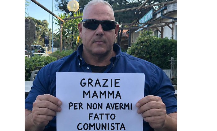 "Grazie mamma per non avermi fatto comunista": la foto del sindaco di Grosseto Vivarelli Colonna infiamma Facebook