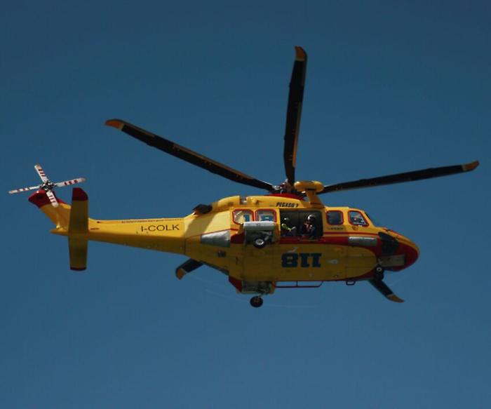 Auto contro scooter: ragazza ferita in ospedale con l'elisosoccorso