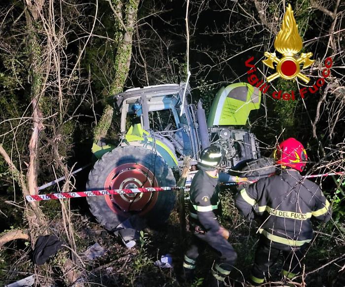 Si ribalta col trattore: uomo in gravi condizioni dopo l'incidente
