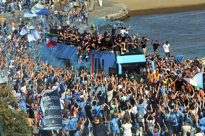 Napoli si colora d'azzurro per la sfilata scudetto