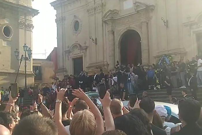 In migliaia a Militello per l'ultimo applauso a Pippo Baudo