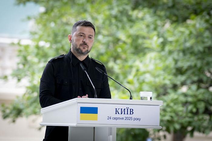 Zelensky "Putin trasforma diplomazia in farsa, sanzioni subito"