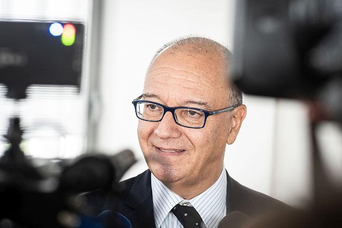 Valditara "Con divieto cellulare a scuola tuteliamo salute giovani"