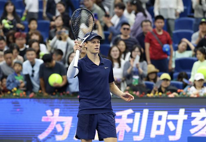 Sinner in finale a Pechino, battuto De Minaur in 3 set