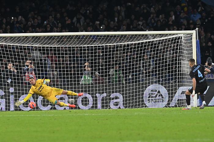 Napoli ai quarti di Coppa Italia, il Cagliari si arrende ai rigori