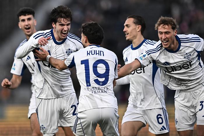 Il Como vince anche a Pisa e continua a sognare l'Europa