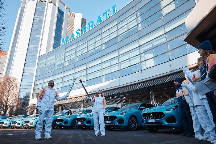 La nuova Maserati Grecale Cristallo saluta il passaggio della Fiamma Olimpica