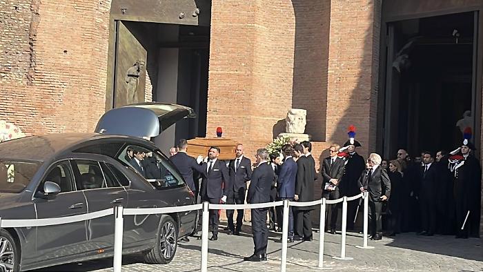 L'ultimo saluto a Valentino, "Grazie per avere creato bellezza"