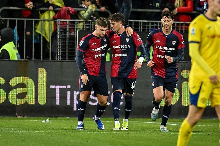 Il Cagliari vince ancora, Verona travolto 4-0