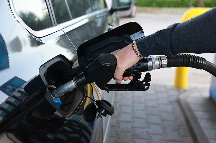 Carburanti, prorogato all'1 maggio il taglio delle accise