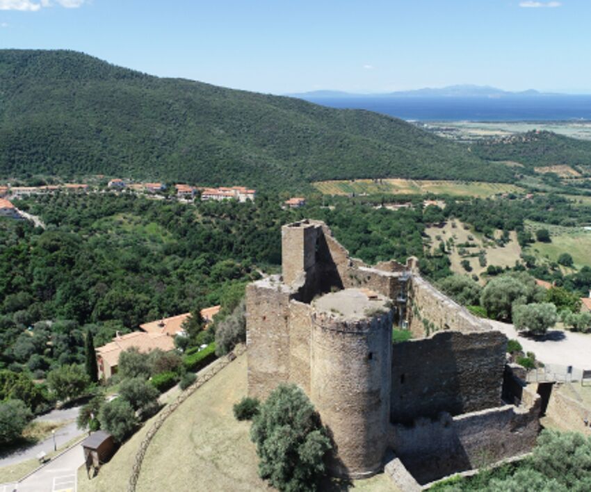 Il castello (foto dal sito Comune di Scarlino)