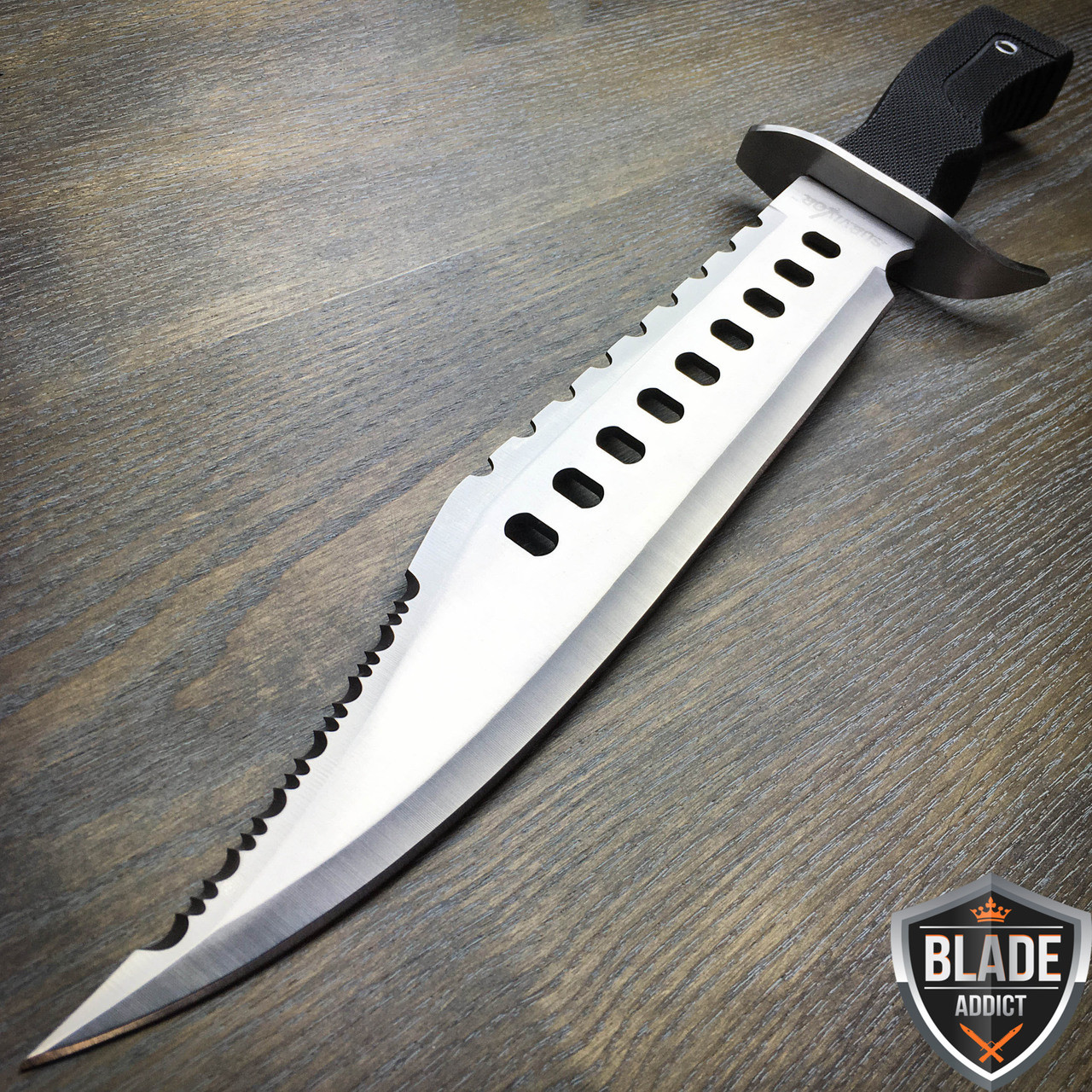 La riproduzione di un coltello di Rambo