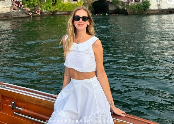 Chiara Ferragni in barca sul Lago di Como