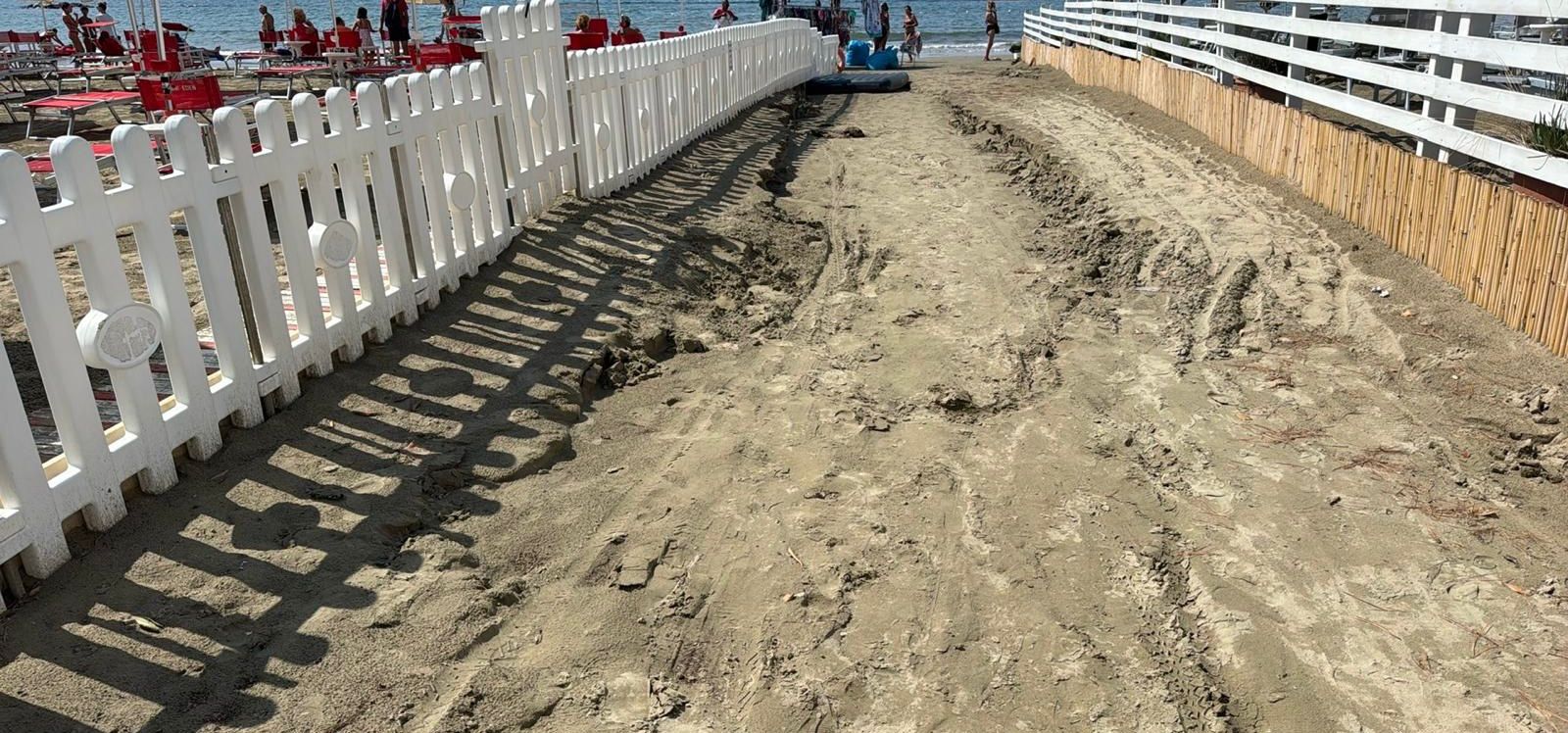 Lavori di pulizia arenile Follonica dopo il maltempo