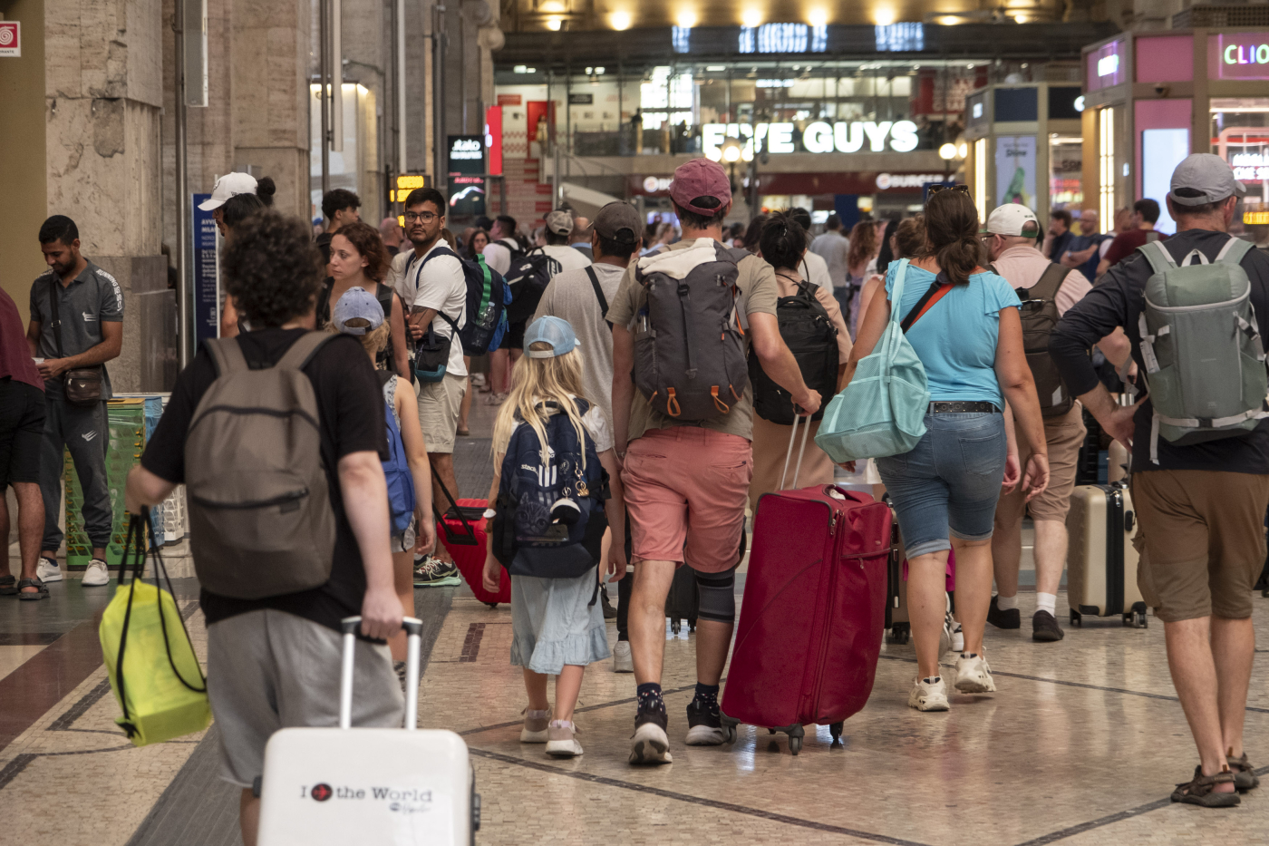 Turisti durante l'esodo estivo a Milano centrale